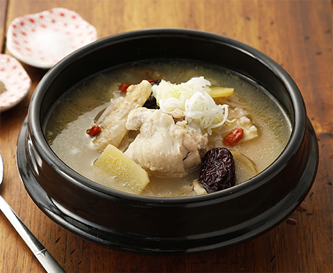 鶏もも肉と手羽元で作る!本格味のサムゲタン
